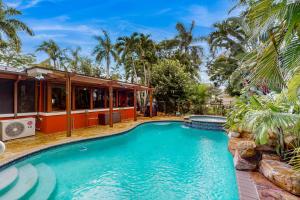 ein Swimmingpool vor einem Haus in der Unterkunft Coastal Paradise Getaway in Cape Coral