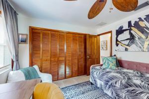 Schlafzimmer mit einem Bett und einer Holztür in der Unterkunft Coastal Paradise Getaway in Cape Coral + 29 Fotos