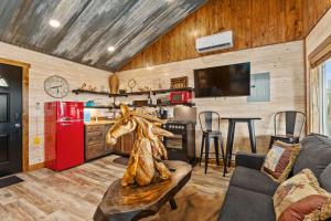 eine Küche und ein Wohnzimmer mit einem roten Kühlschrank in der Unterkunft Rockin' R - Shooting Star Cabin in Fredericksburg