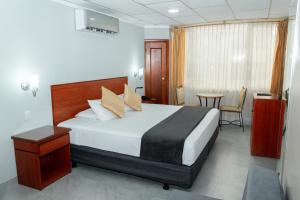 Postel nebo postele na pokoji v ubytování Grand Hotel Machala + 21 fotografií