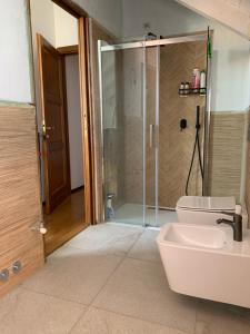 Koupelna v ubytování Appartamento con 2 stanze e 2 bagni + 21 fotografií