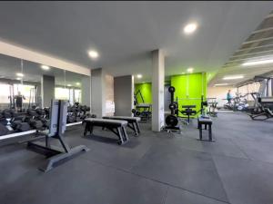 Fitness centrum a/nebo fitness zařízení v ubytování New apartment in Tilal Fanar resort pools Tennis