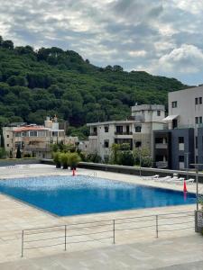 Bazén v ubytování New apartment in Tilal Fanar resort pools Tennis nebo v jeho okolí