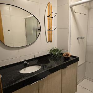 łazienka z umywalką i lustrem w obiekcie Flat Makia Beach Experience 120C - Muro Alto - Porto de Galinhas w mieście Cupe