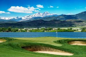 un campo da golf con lago e montagne sullo sfondo di NEW! Elegant Home near TPC Golf Course & Trails a Loveland