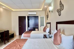 Llit o llits en una habitació de Hotel Yorio Inn