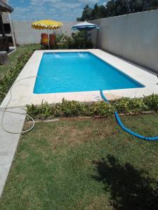 ein Swimmingpool mit einem Schlauch in einem Hof in der Unterkunft La Casita de Areco in San Antonio de Areco + 7 Fotos