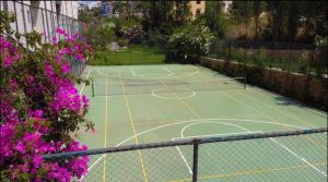 Εγκαταστάσεις για τένις ή/και σκουός στο Fanar Cozy Retreat - 2 Bedrooms ή εκεί κοντά