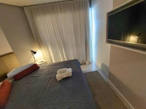 ein Schlafzimmer mit einem Bett mit zwei Handtüchern darauf in der Unterkunft BookSantos - Estanconfor 1604 Vista Mar in Santos + 30 Fotos