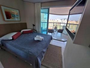 ein Schlafzimmer mit großem Bett und Balkon in der Unterkunft BookSantos - Estanconfor 1604 Vista Mar in Santos