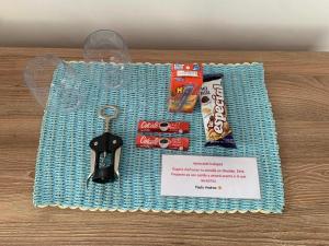 a lunch box with a pair of scissors and other items at Habitación con espectacular vista in Salento