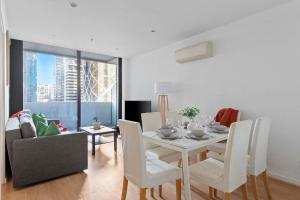 Χώρος καθιστικού στο 2BR Apt Next to Melbourne Central with City Views
