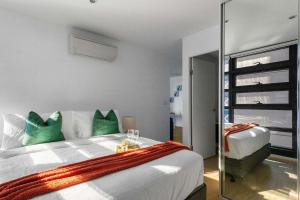 Ένα ή περισσότερα κρεβάτια σε δωμάτιο στο 2BR Apt Next to Melbourne Central with City Views +11 φωτογραφίες