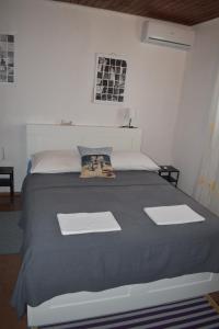 Posteľ alebo postele v izbe v ubytovaní Apartments by the sea Seget Vranjica, Trogir - 7509