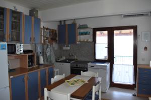 Kuchyňa alebo kuchynka v ubytovaní Apartments by the sea Seget Vranjica, Trogir - 7509