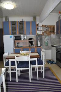 Kuchyňa alebo kuchynka v ubytovaní Apartments by the sea Seget Vranjica, Trogir - 7509