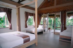 เตียงในห้องที่ Novia Guest House Lombok-Tetebatu