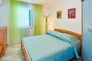 Posteľ alebo postele v izbe v ubytovaní Apartments by the sea Medveja, Opatija - 7720