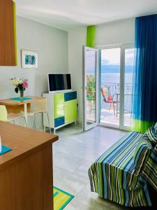 Televízia a/alebo spoločenská miestnosť v ubytovaní Apartments by the sea Medveja, Opatija - 7720