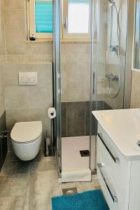 Kúpeľňa v ubytovaní Apartments by the sea Medveja, Opatija - 7720