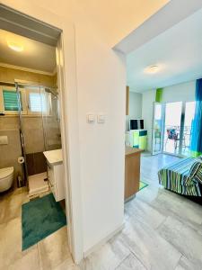 Kúpeľňa v ubytovaní Apartments by the sea Medveja, Opatija - 7720
