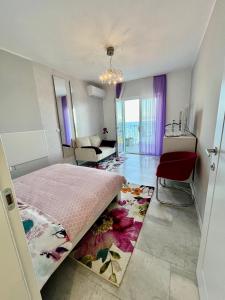 Posteľ alebo postele v izbe v ubytovaní Apartments by the sea Medveja, Opatija - 7720