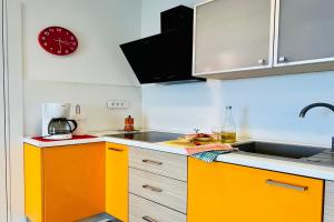 Kuchyňa alebo kuchynka v ubytovaní Apartments by the sea Medveja, Opatija - 7720