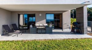 Posezení v ubytování Les Rivages de Stagnola Appartement T3 vue mer et montagne plage 200m climatisé