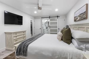 Ένα ή περισσότερα κρεβάτια σε δωμάτιο στο Home Away from Home