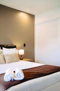Postel nebo postele na pokoji v ubytování CBD Contemporary Comfort Townhouse 2 Bed 2Bath
