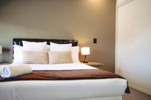 Postel nebo postele na pokoji v ubytování CBD Contemporary Comfort Townhouse 2 Bed 2Bath