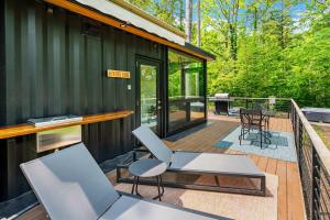 Μπαλκόνι ή βεράντα στο Modern Riverside Cabin w Hot Tub Fire Pit Kayaks +31 φωτογραφίες