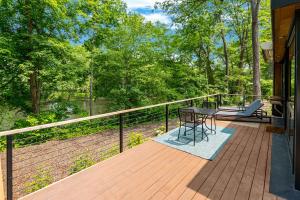 Μπαλκόνι ή βεράντα στο Modern Riverside Cabin w Hot Tub Fire Pit Kayaks