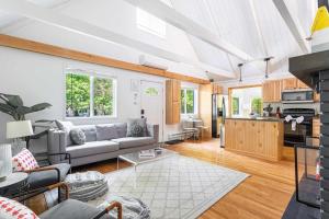 un salon avec un canapé et une cuisine dans l'établissement Updated 3 BDR Gas Fire Place BBQ, à Albrightsville