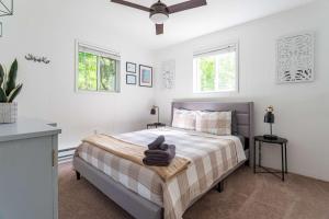 une chambre avec un lit avec un ours en peluche dessus dans l'établissement Updated 3 BDR Gas Fire Place BBQ, à Albrightsville