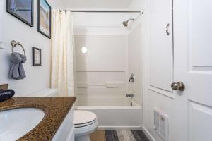 une salle de bains blanche avec toilettes et lavabo dans l'établissement Updated 3 BDR Gas Fire Place BBQ, à Albrightsville 31 autres photos