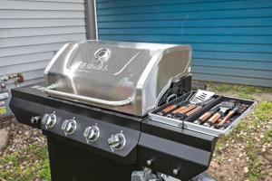 una parrilla con un montón de perritos calientes. en Beautiful House near downtown and fountain square 4BD BBQ Games FirePit, en Indianápolis