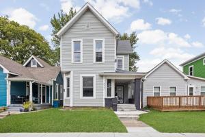 una casa con una casa gris en Beautiful House near downtown and fountain square 4BD BBQ Games FirePit, en Indianápolis