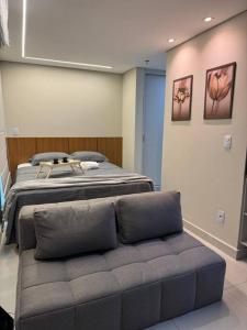 Una habitación con dos camas y un sofá. en Apartamento 106 - Moderno, en Ribeirão Preto