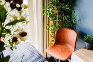 Beach-Side Studio Apt with parking spot的休息区