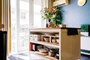 Beach-Side Studio Apt with parking spot的厨房或小厨房