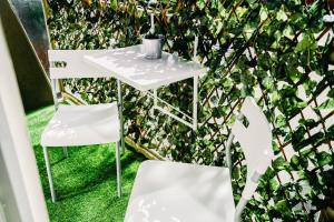 Beach-Side Studio Apt with parking spot外面的花园