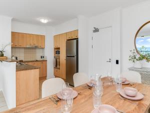 Kuchyň nebo kuchyňský kout v ubytování Alex Beachfront Apartment
