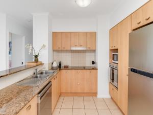 Kuchyň nebo kuchyňský kout v ubytování Alex Beachfront Apartment