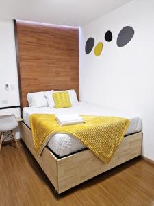 a bedroom with a large bed with a wooden headboard at Amplia, Moderna y Elegante Cerca Tikal Futura y Miraflores H8 in Guatemala