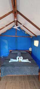 Camera blu con letto in una stanza di Beach Camp Bed & Breakfast a Gili Sudak