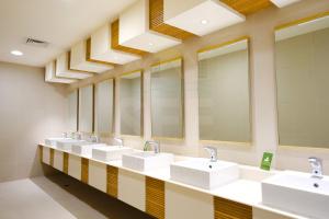 Bathroom sa PICO DE LORO Nearest to Pool JACANA Studio Units by SEE Condominiums