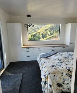 Postel nebo postele na pokoji v ubytování Romantic Countryside Lakeview, 1 hour ex Auckland + 11 fotografií