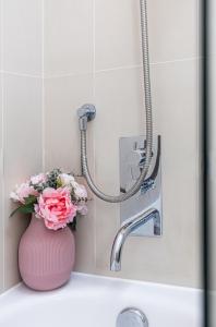 Ένα μπάνιο στο Exceptional 2 Bed Boutique Home In Mill Hill +23 φωτογραφίες
