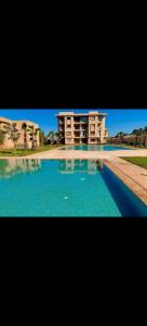 Πισίνα στο ή κοντά στο Appartement au coeur de Marrakech avec deux piscines et une charmante vue